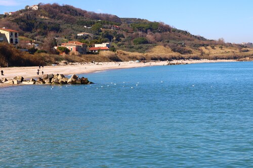 Casa autonoma/giardino privato/6 minuti dal mare/serbatoio acqua calda/WiFi