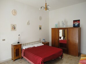2 Schlafzimmer, Schreibtisch, Bügeleisen/Bügelbrett, kostenloses WLAN