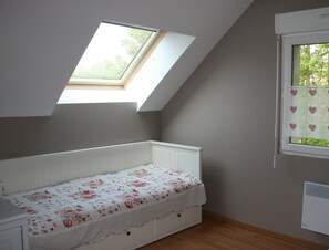 2 bedrooms, desk, iron/ironing board, WiFi
