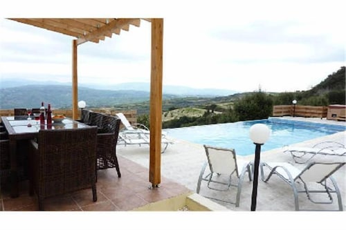  Private Villa, ohne Visavis, großer Pool, Whirlpool, Wi-Fi, 15 Minuten von Paphos