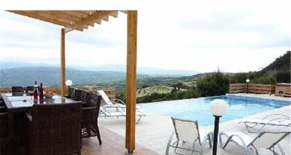 Villa privada, sin vecinos, gran piscina, jacuzzi, Wi-Fi, a 15 minutos de Paphos