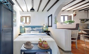 Free WiFi, bed sheets, wheelchair access - Refurbished holiday apartment in an Andalusian farmhouse in The Lake District (Antequera)