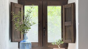 A room with a window, a lamp, and a bed. - Refurbished holiday apartment in an Andalusian farmhouse in The Lake District (Antequera)