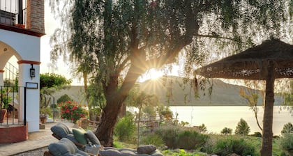 Remontoitu studio-asunnot Andalusian talo järvellä