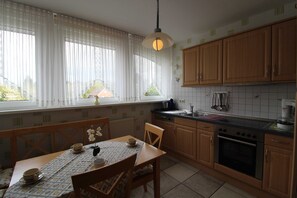 Een koelkast, een microgolfoven, een oven, een vaatwasser