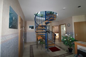 3 slaapkamers, een kluis op de kamer, een bureau