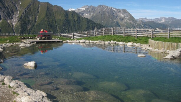 A clear mountain lake with a wooden fence and a bench. - 55m² large apartment with terrace and garden and separate entrance (Hippach)