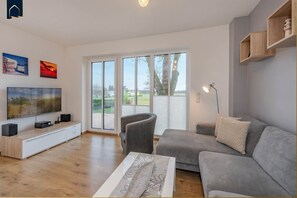 Fernseher, Kamin, Stereoanlage