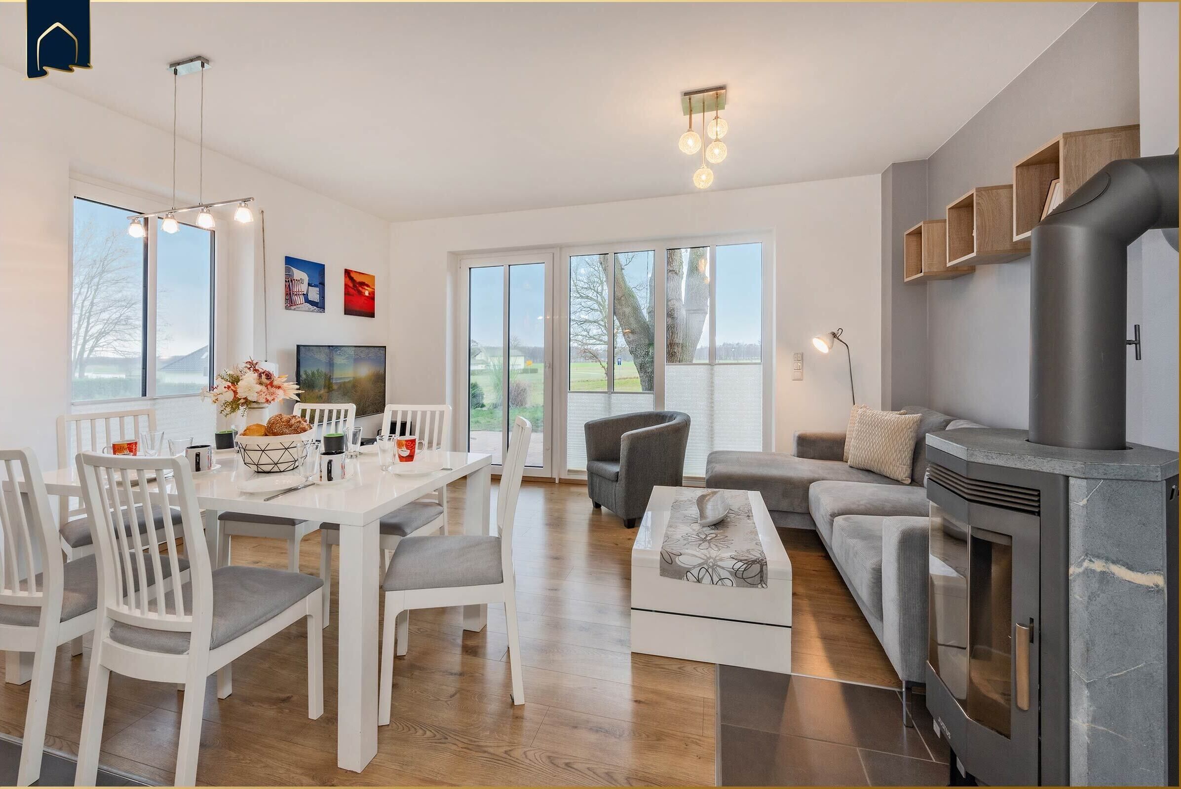 Fernseher, Kamin, Stereoanlage