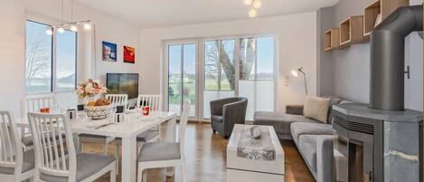 Una televisión, una chimenea, un reproductor estéreo