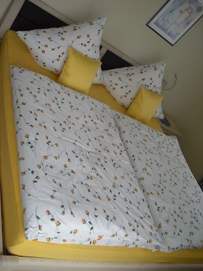 1 habitación, tabla de planchar con plancha y cuna de viaje
