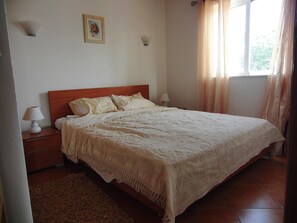 2 chambres, fer et planche à repasser, lit parapluie, Wi-Fi gratuit