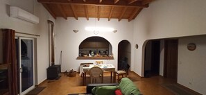 Télévision, cheminée, lecteur de DVD, livres