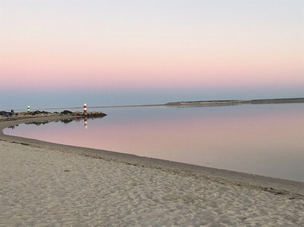 Perto da praia, espreguiçadeiras