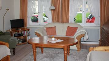 Televisión, libros, videoteca, estéreo