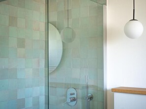 Bruser, hårtørrer, Toiletpapir