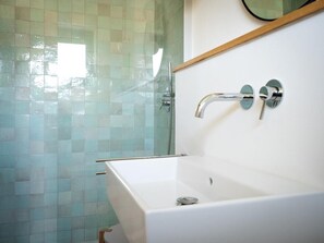 Shower, hair dryer, toilet paper