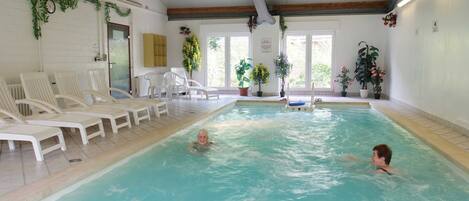 Een verwarmd zwembad