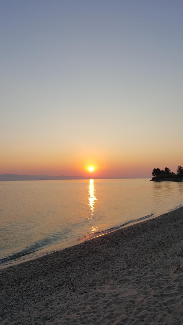 Una spiaggia nelle vicinanze, lettini da mare