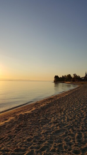 Nær stranden og solsenger