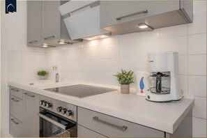 Kühlschrank, Mikrowelle, Ofen, Herdplatte