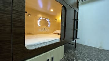 8 - Capsule Bed Mixed Room