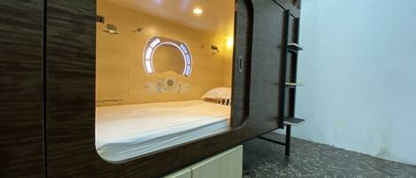 8 - Capsule Bed Mixed Room | Setrika/meja setrika dan Wi-Fi gratis