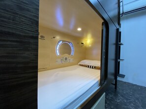 8 - Capsule Bed Mixed Room | アイロン / アイロン台、WiFi (無料)