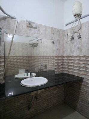 Deluxe Double Room, 1 Katil Kelamin (Double), Non Smoking | Bilik Mandi | Pancuran mandi, hulu semburan mandi hujan