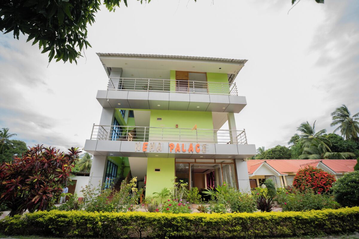 Un edificio de varios pisos con un letrero que dice "RENA PALACE".