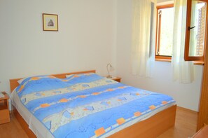 2 bedrooms, iron/ironing board, WiFi, bed sheets - The apartment and free rental bikes, for families and active holidays (Pula)