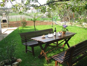 Outdoor dining - The apartment and free rental bikes, for families and active holidays (Pula)