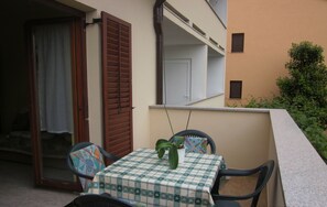 Outdoor dining - The apartment and free rental bikes, for families and active holidays (Pula)