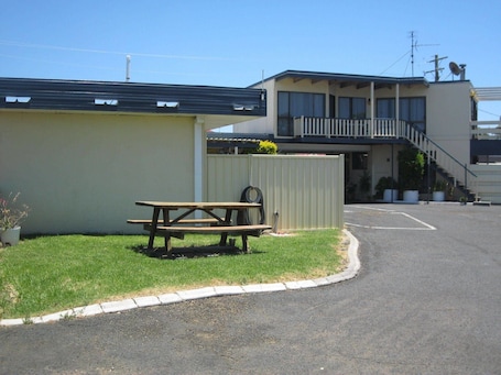 BBQ/picnic area. Millmerran Motel