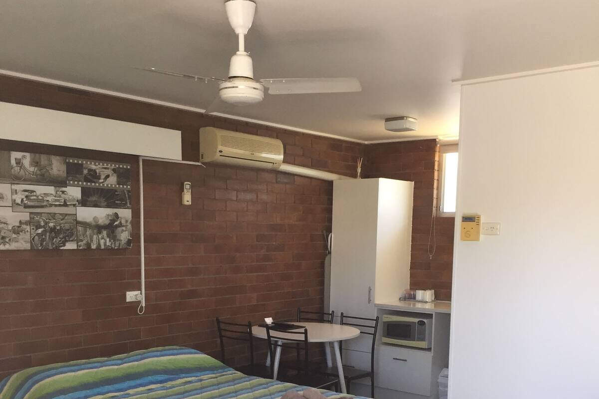Tabla de planchar con plancha, wifi gratis y ropa de cama 
