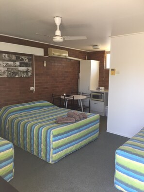 Chambre Triple Familiale | Fer et planche à repasser, Wi-Fi gratuit, draps fournis