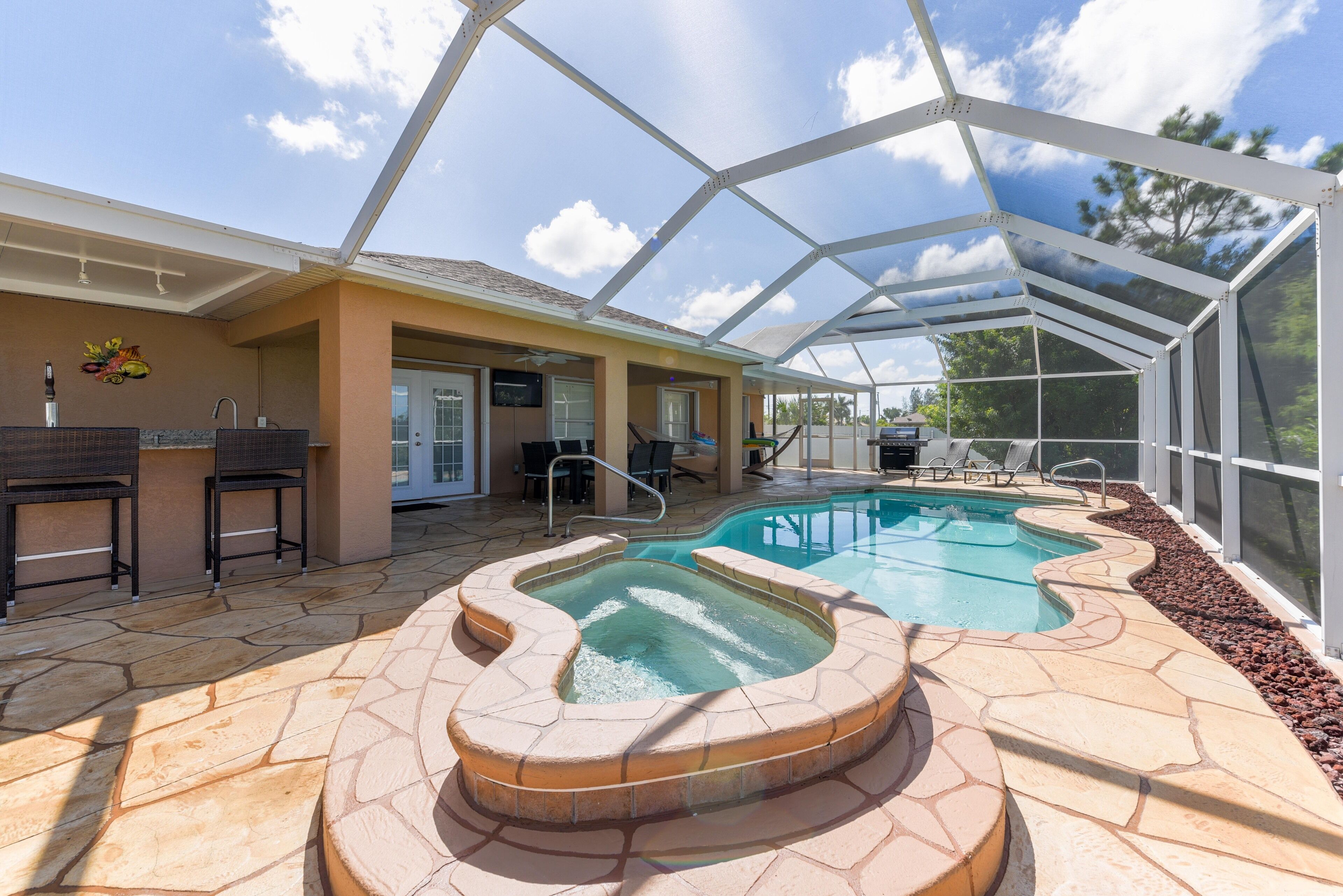 HD Smart TV's, Kayaks, Pool & Spa, WIFI, Gulf Access, E-Dart Board, Bar, Grill 