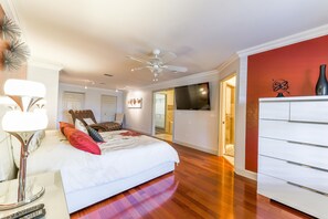 4 bedrooms, desk, iron/ironing board, travel crib - HD Smart TV's, Kayaks, Pool & Spa, WIFI, Gulf Access, E-Dart Board, Bar, Grill  (Cape Coral)