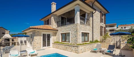 Utomhuspool och uppvärmd pool