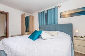 4 bedrooms, in-room safe, WiFi, bed sheets