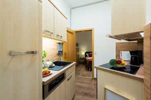 Køleskab, mikrobølgeovn, kogeplade, opvaskemaskine