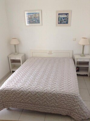 3 dormitorios, escritorio, tabla de planchar con plancha y cuna de viaje