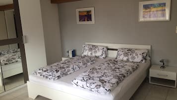 1 bedroom, bed sheets