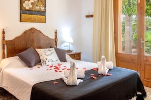 2 bedrooms, iron/ironing board, travel crib, WiFi - Holiday house with pool, air conditioning in the bedrooms, internet / outside kitchen with barbecue, (Pollensa)