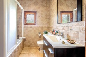 Duschwanne, Handtücher, Toilettenpapier