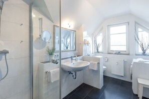 Dusche, Haartrockner, Handtücher, Seife
