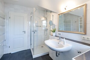 Douche, sèche-cheveux, serviettes fournies, savon