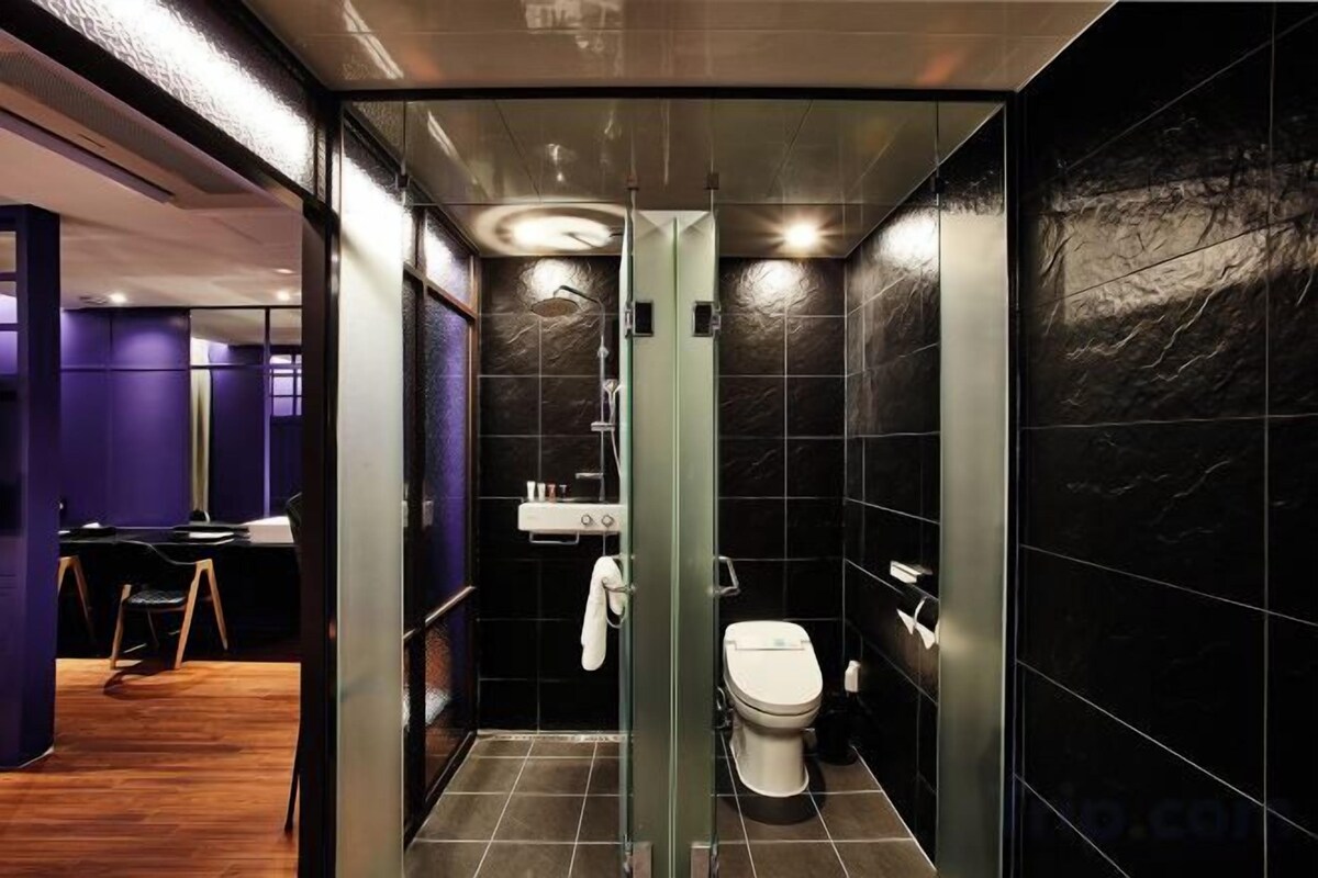 Kamar mandi | Bathtub dan shower terpisah dan bathtub besar