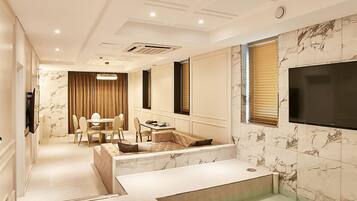 WANTED Suite | Living area