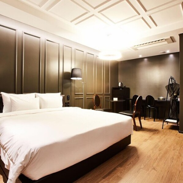 خزنة داخل الغرفة وبديكورات فريدة لكل غرفة وطراز فريد لكل وحدة ومكتب